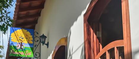 Vista frontal de la propiedad