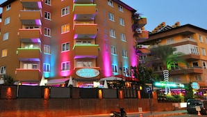 Fassade der Unterkunft – Abend/Nacht