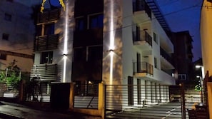 Fassade der Unterkunft – Abend/Nacht