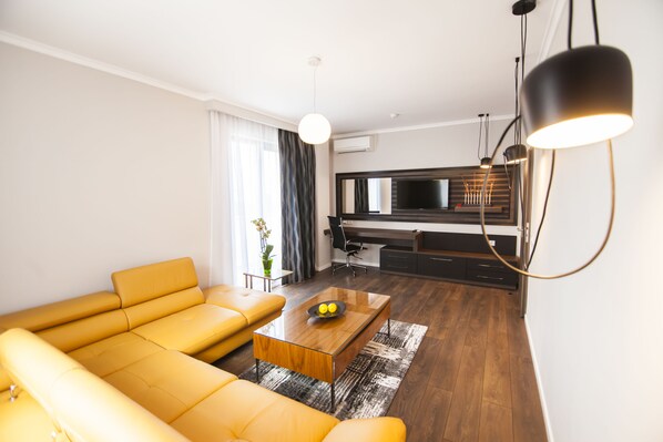 Apartment, Terrasse | Wohnbereich | Flachbildfernseher