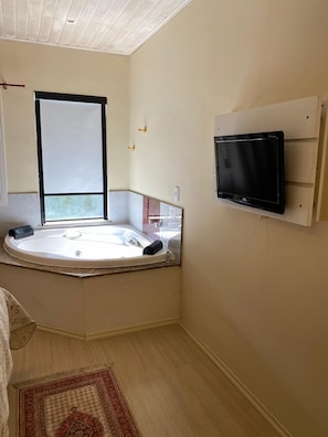 Premium suite | 1 slaapkamer, luxe beddengoed, een minibar, individueel gedecoreerd