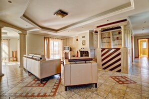 Villa, 5 Schlafzimmer | Wohnzimmer | Flachbildfernseher, Kamin, DVD-Player