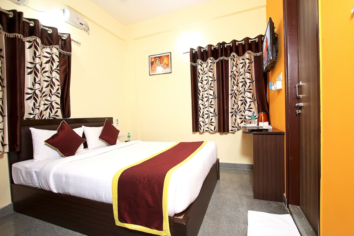 Economy Room | In-room safe, desk, iron/ironing board, rollaway beds