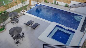 Ulkouima-allas, aurinkovarjoja, aurinkotuoleja