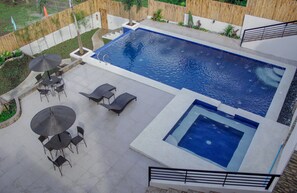 Piscina externa, guarda-sóis, espreguiçadeiras