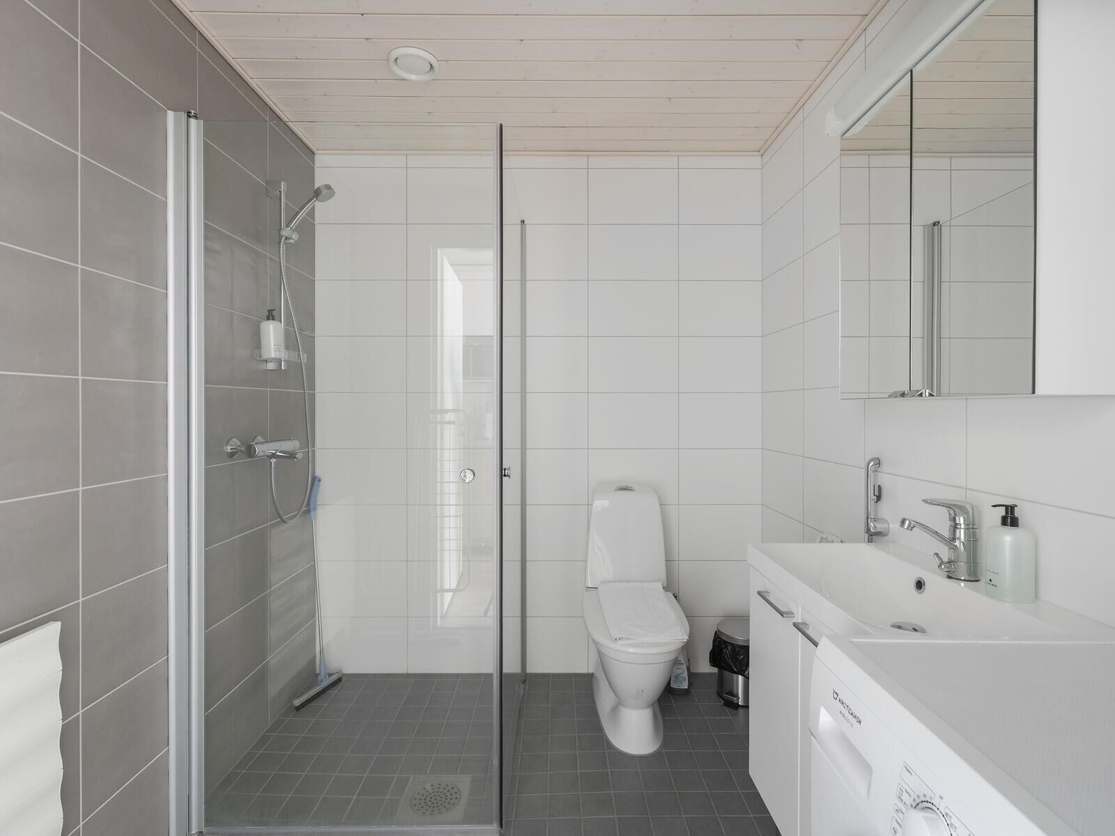 Studio | Bathroom