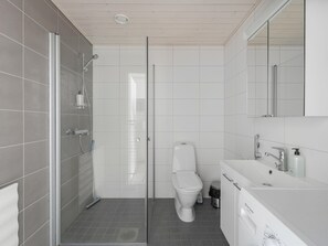 Estudio | Baño | Ducha, artículos de higiene personal gratuitos, secador de pelo y bidé