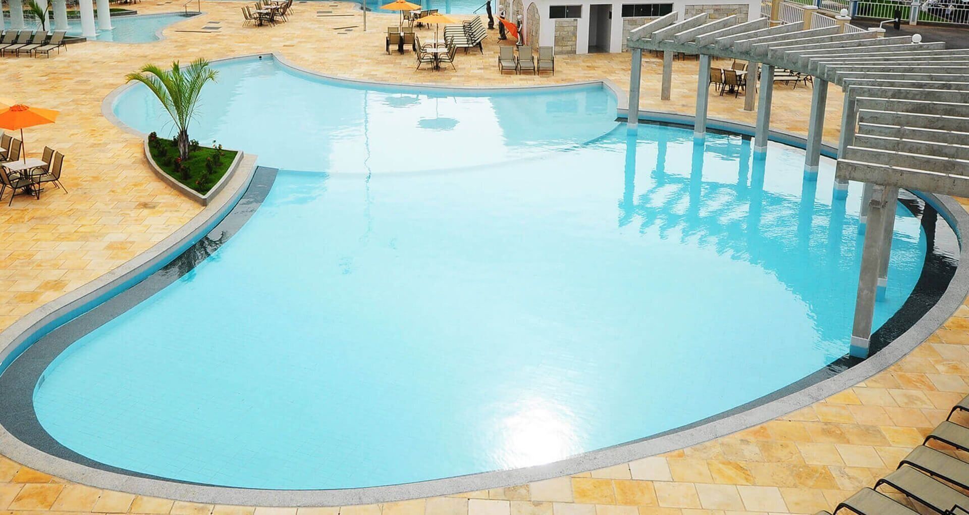 12 piscinas externas, guarda-sóis, espreguiçadeiras