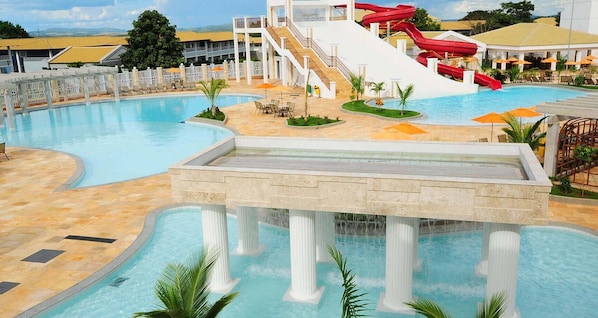 12 piscines extérieures, parasols, chaises longues