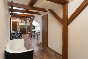 مكتب وتجهيزات عازلة للصوت وواي فاي مجانًا وملاءات أسرّة