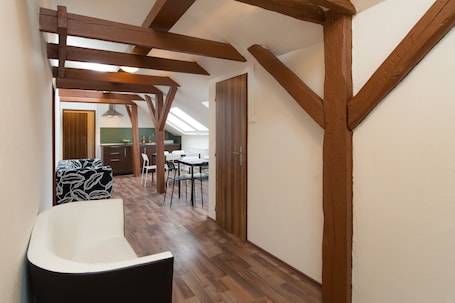 Comfort Apartment, 3 Bedrooms | Desk, soundproofing, free WiFi, bed sheets