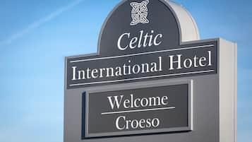 Schild des Celtic International Hotels, das Gäste mit 'Croeso' willkommen heißt.