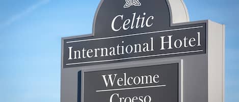 A sign for the Celtic International Hotel welcoming guests to Croeso.