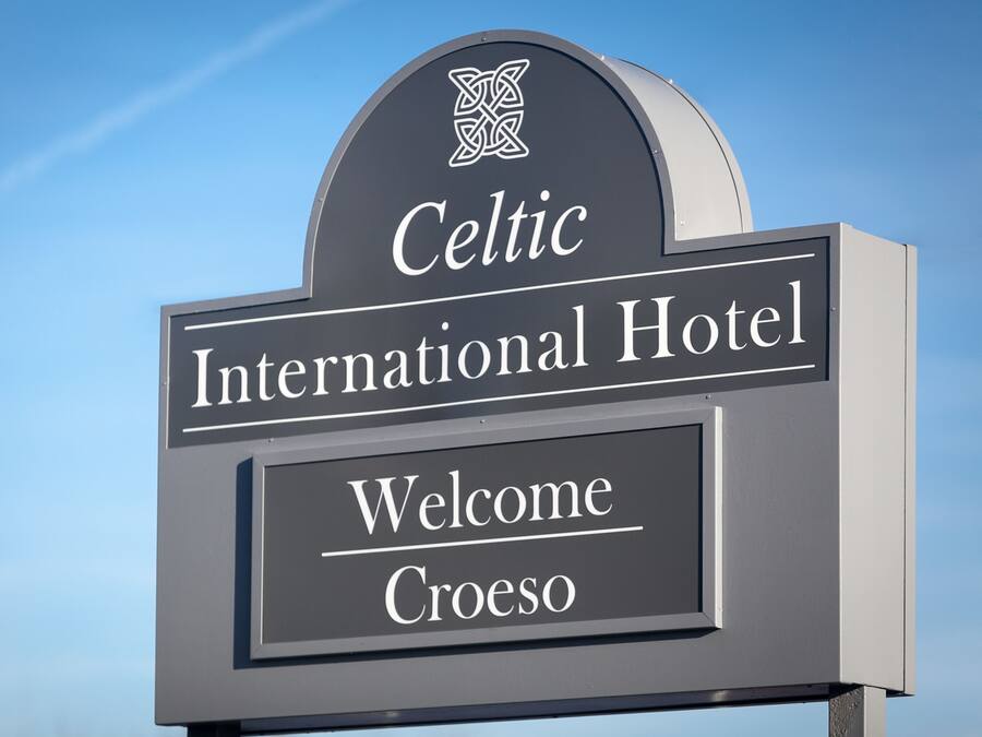 Schild des Celtic International Hotels, das Gäste mit 'Croeso' willkommen heißt.