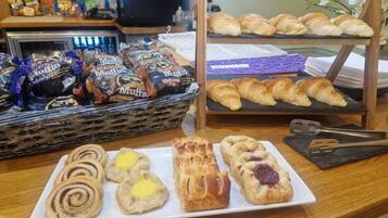 Daily cooked-to-order breakfast (GBP 10.50 per person)