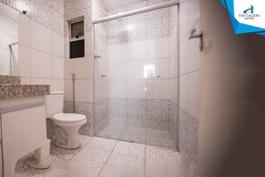 Standaard vierpersoonskamer (0254) | Badkamer | Een douche, handdoeken
