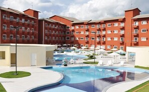 6 outdoor pools