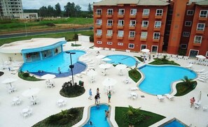 6 outdoor pools