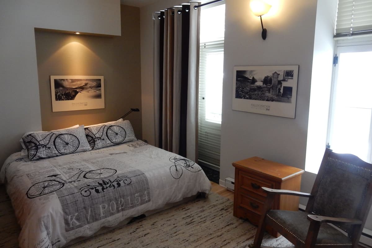 Chambre Standard, 1 trĂšs grand lit, salle de bains commune, rez-de-chaussĂ©e | Draps en coton Ă©gyptien, literie de qualitĂ©, rideaux dâobscurcissement
