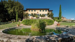 A large building with a garden and a fountain. - Petrolo (Bucine)
