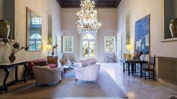 Luxury-Villa, Mehrere Schlafzimmer, eigener Pool, HĂŒgelblick | Zimmersafe, individuell eingerichtet, Schreibtisch