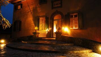 Fassade der Unterkunft â Abend/Nacht