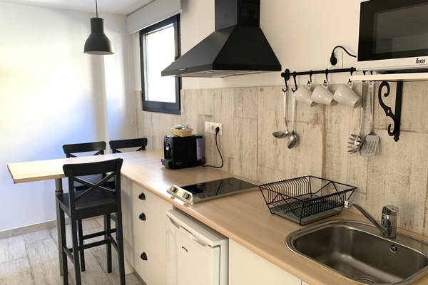 Studio 3 pax | Private kitchen | Coffee/tea maker, full-size fridge, microwave, stovetop