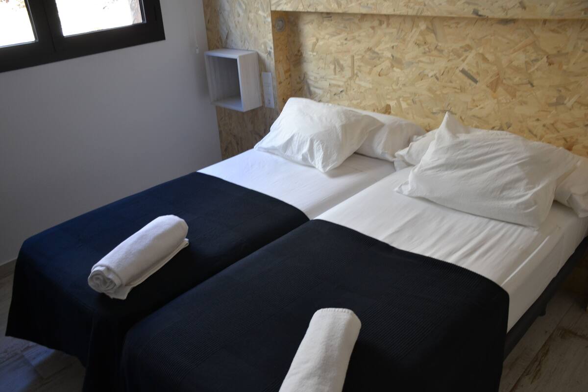 Cortinas blackout, cunas gratuitas, wifi gratis y ropa de cama