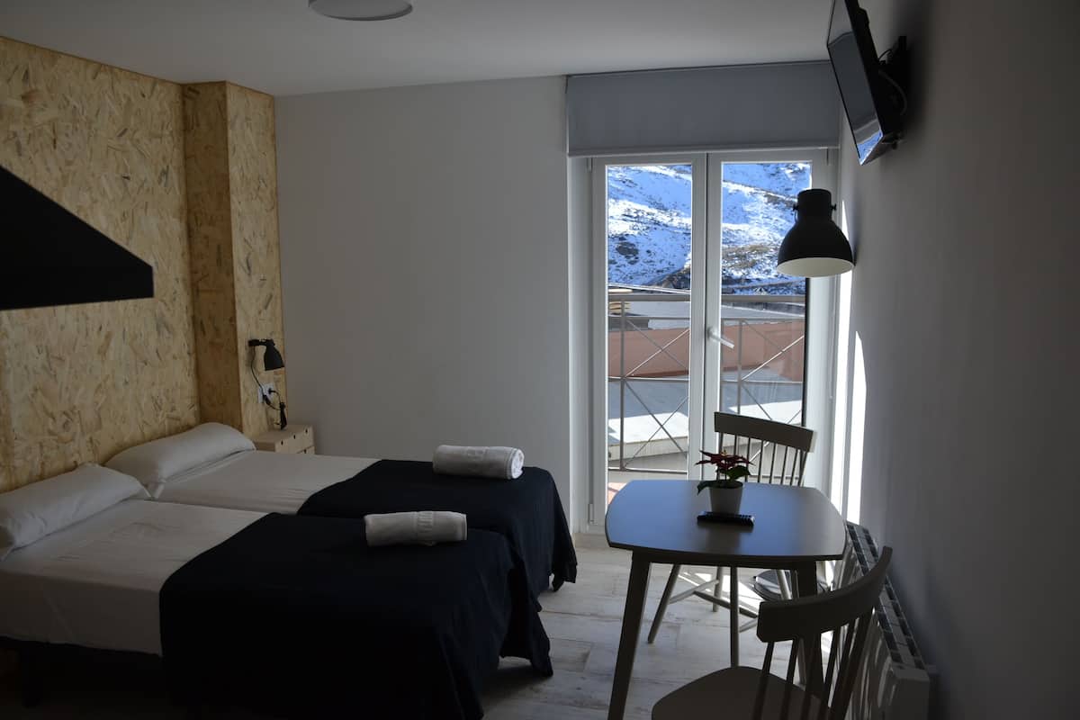 Cortinas blackout, cunas gratuitas, wifi gratis y ropa de cama