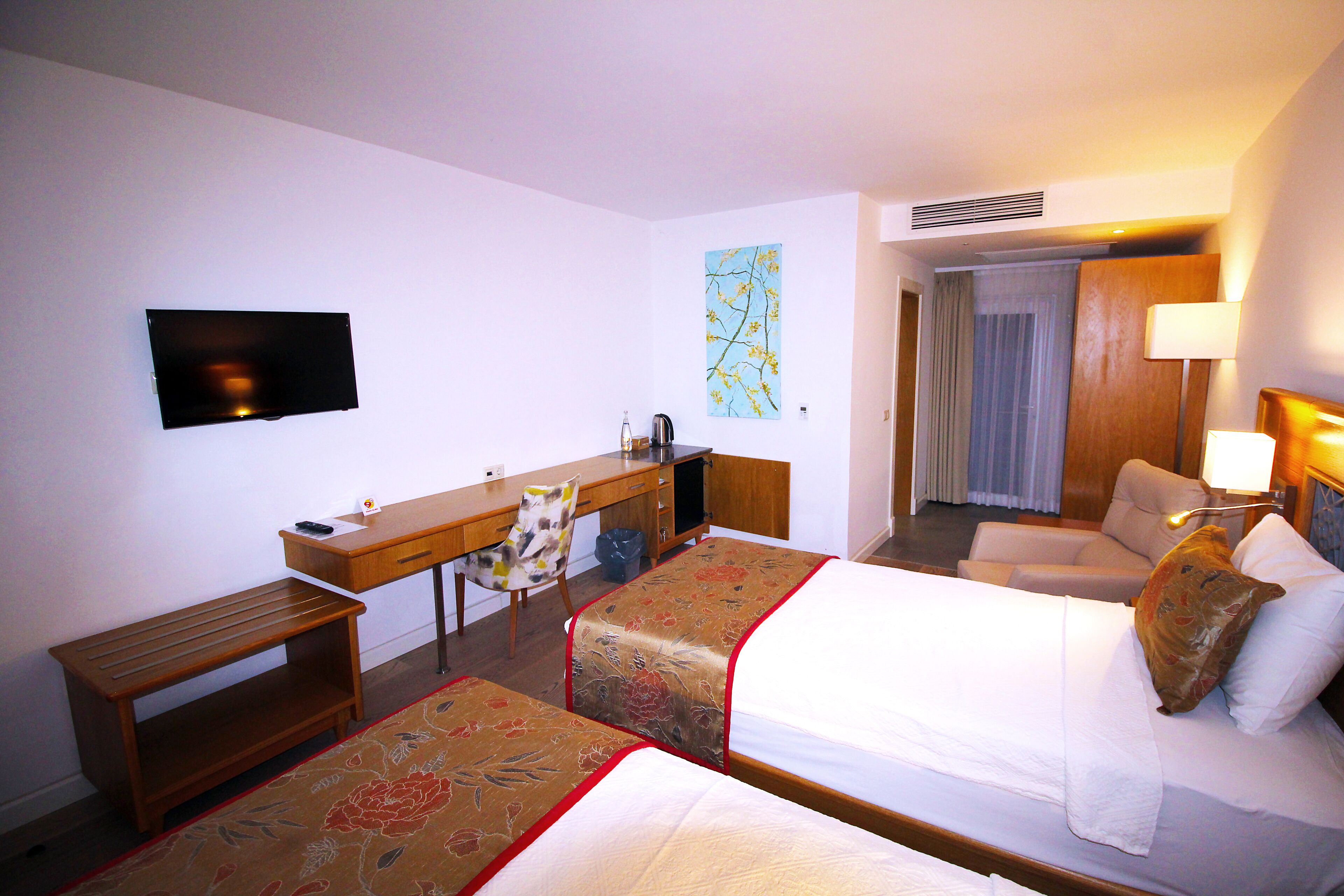deluxe twin room, 1 bedroom | free minibar, in-room safe, desk, laptop workspace
