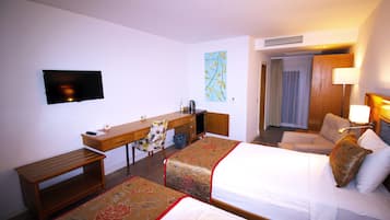 Minibar con artículos gratuitos y caja de seguridad en la habitación