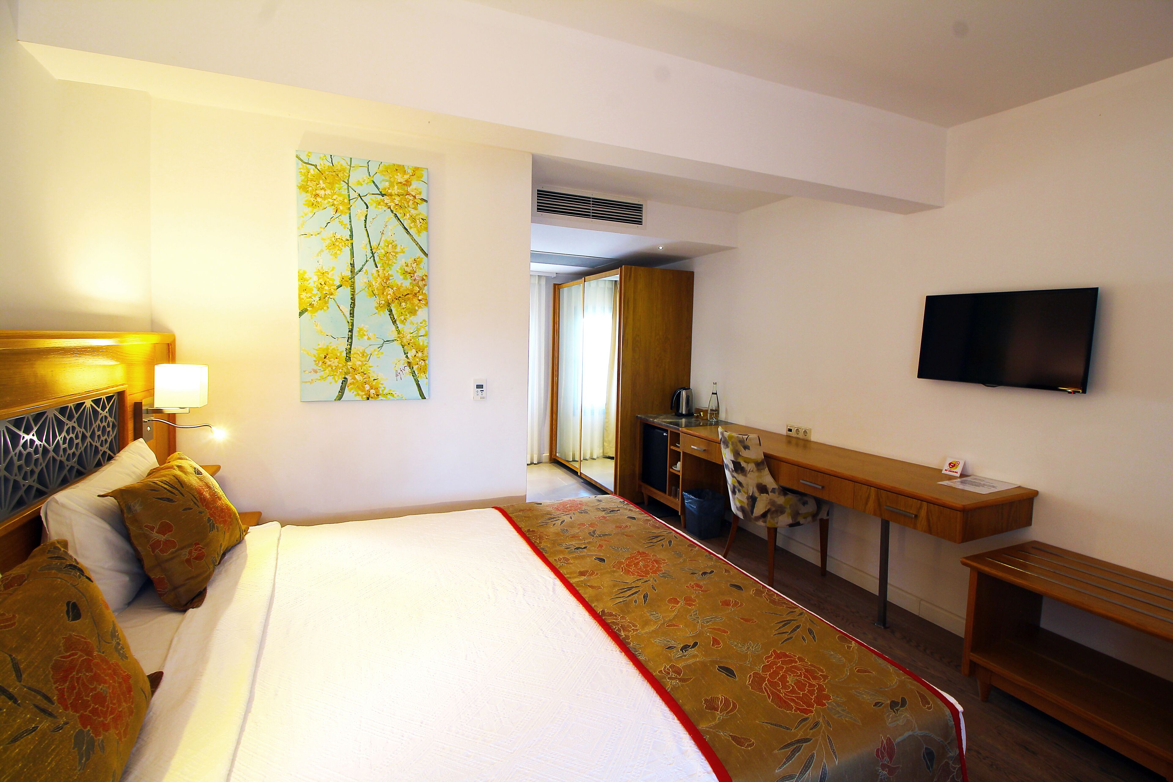 deluxe double room | interior detail