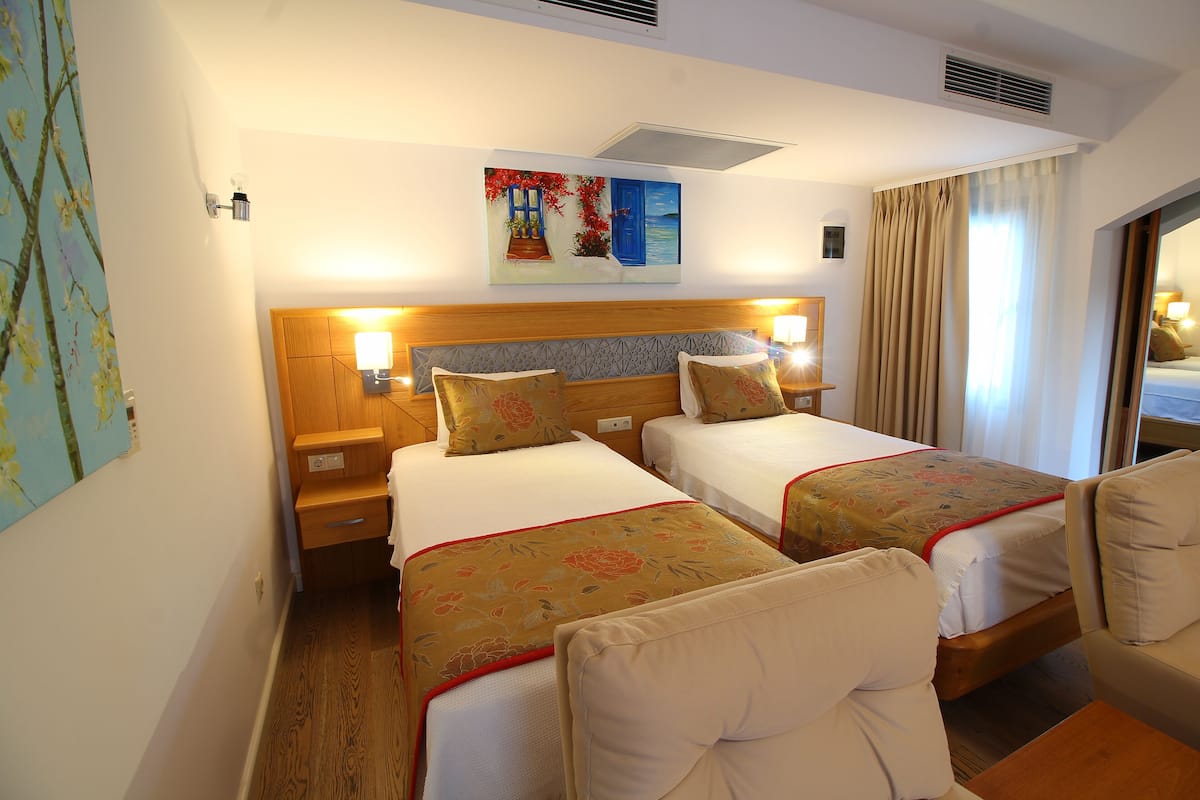 Deluxe vierpersoonskamer, 1 slaapkamer | 1 slaapkamer, een gratis minibar, een kluis op de kamer, een bureau