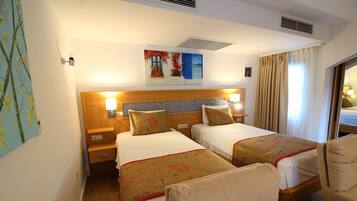 Deluxe-Vierbettzimmer, 1 Schlafzimmer | Kostenlose Minibar, Zimmersafe, Schreibtisch