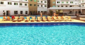 10 hồ bơi ngoài trời, ghế dài tắm nắng 
