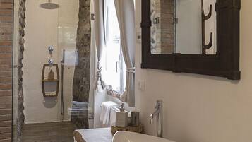 Design Suite, Multiple Beds, Ground Floor | Bathroom | Separate tub and shower, deep soaking tub, rainfall showerhead
