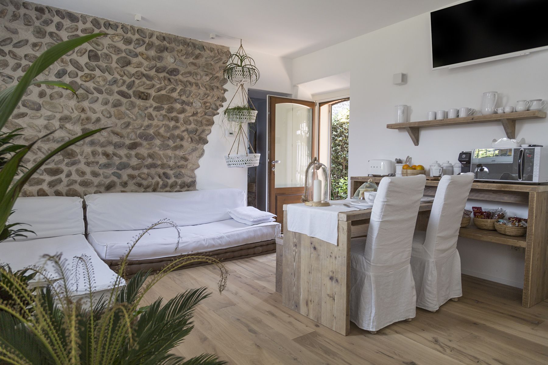 Design Suite, Multiple Beds, Private Bathroom, Garden View | Living area | 32-inch flat-screen TV with digital channels, TV