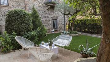 Design Suite, Multiple Beds, Private Bathroom, Garden View | Terrace/patio