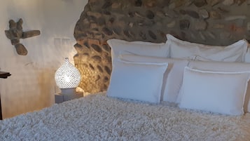Romantische Suite, Mehrere Betten, Gartenblick, Turm | 1 Schlafzimmer, schallisolierte Zimmer, kostenloses WLAN, Bettwäsche