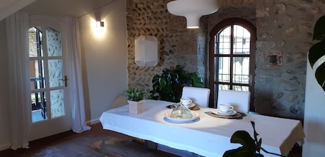 32-inch flat-screen TV with digital channels, TV