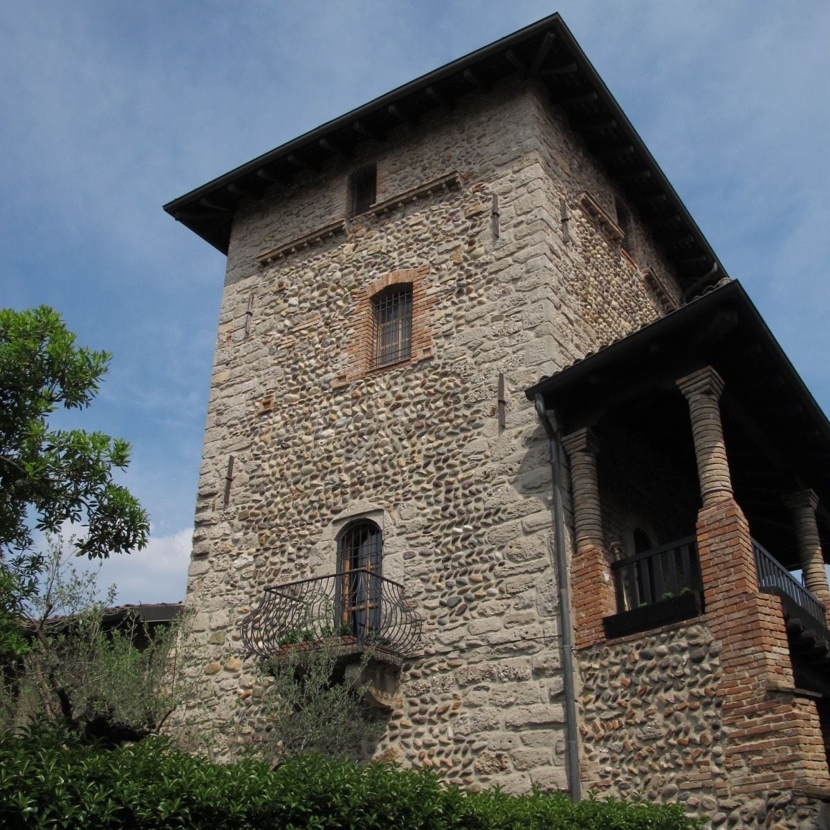 Ein steinerner Turm mit Balkon und kleinem Fenster.