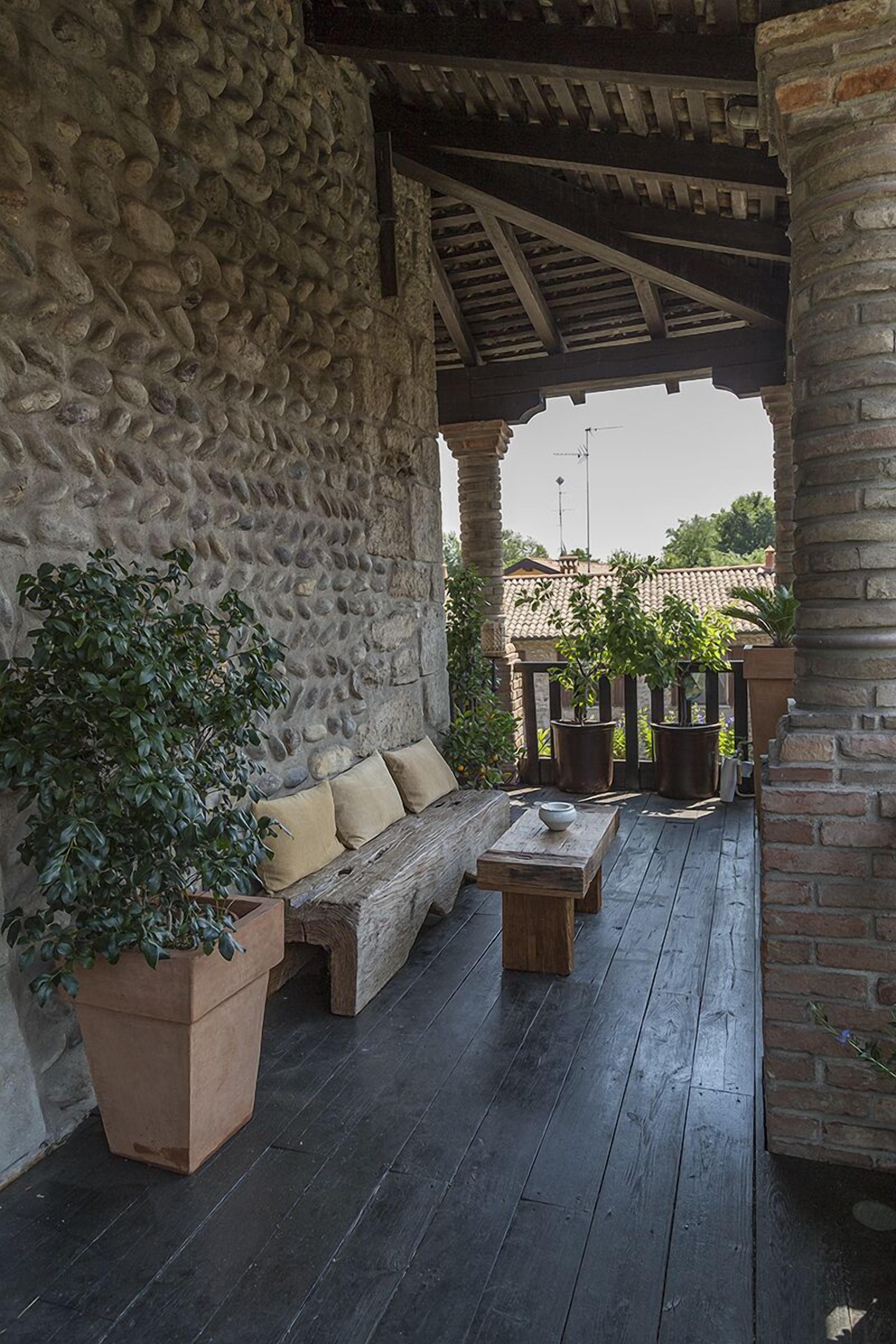 Suíte romântica, várias camas, vista para o jardim, na torre | Terraço/pátio