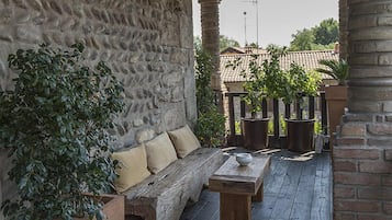 Romantische Suite, Mehrere Betten, Gartenblick, Turm | Terrasse/Patio