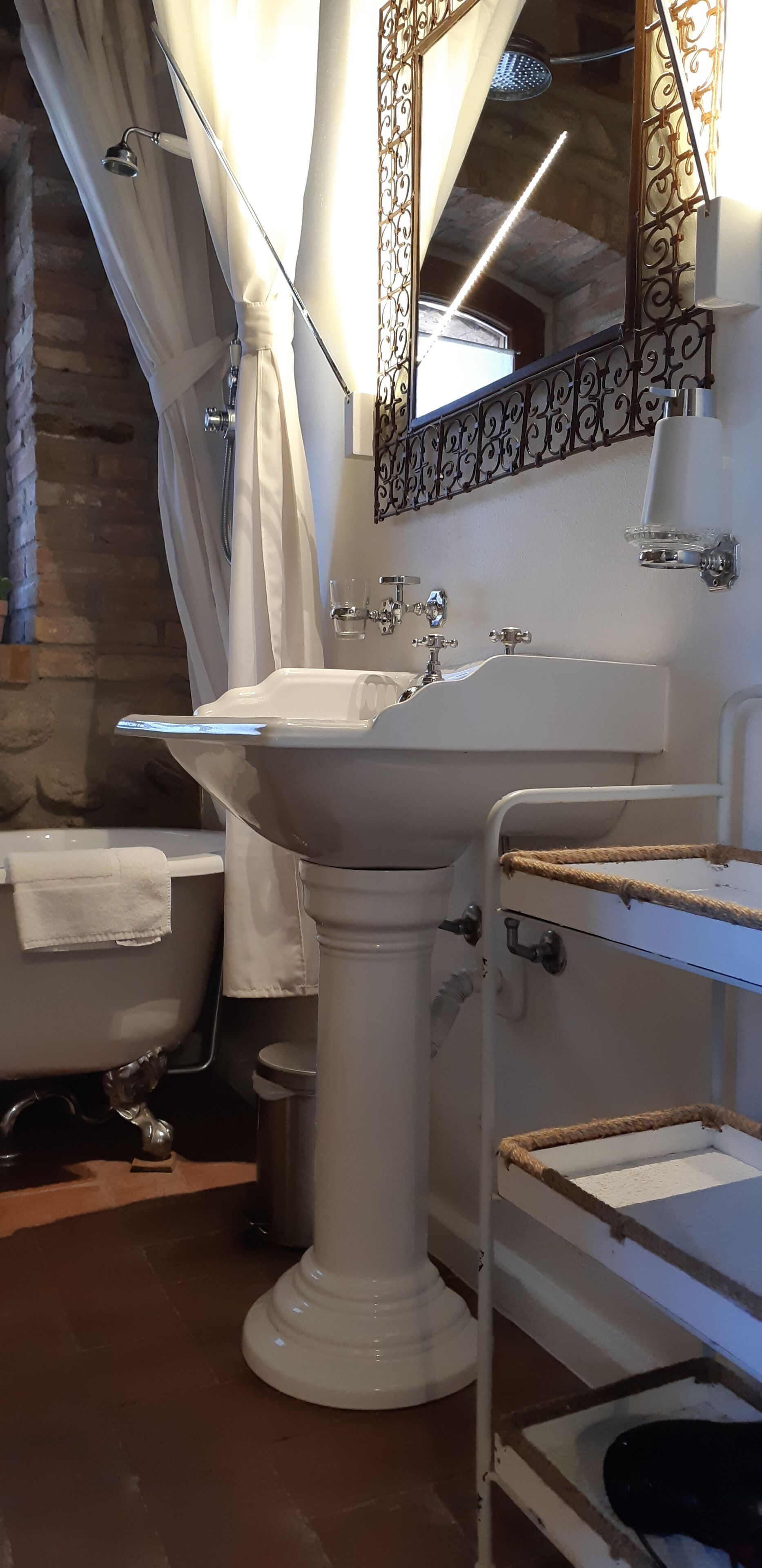 Ein Badezimmer mit Waschtisch, Badewanne und Dusche.