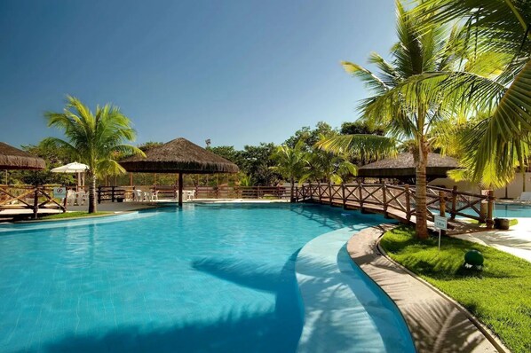 4 outdoor pools, sun loungers