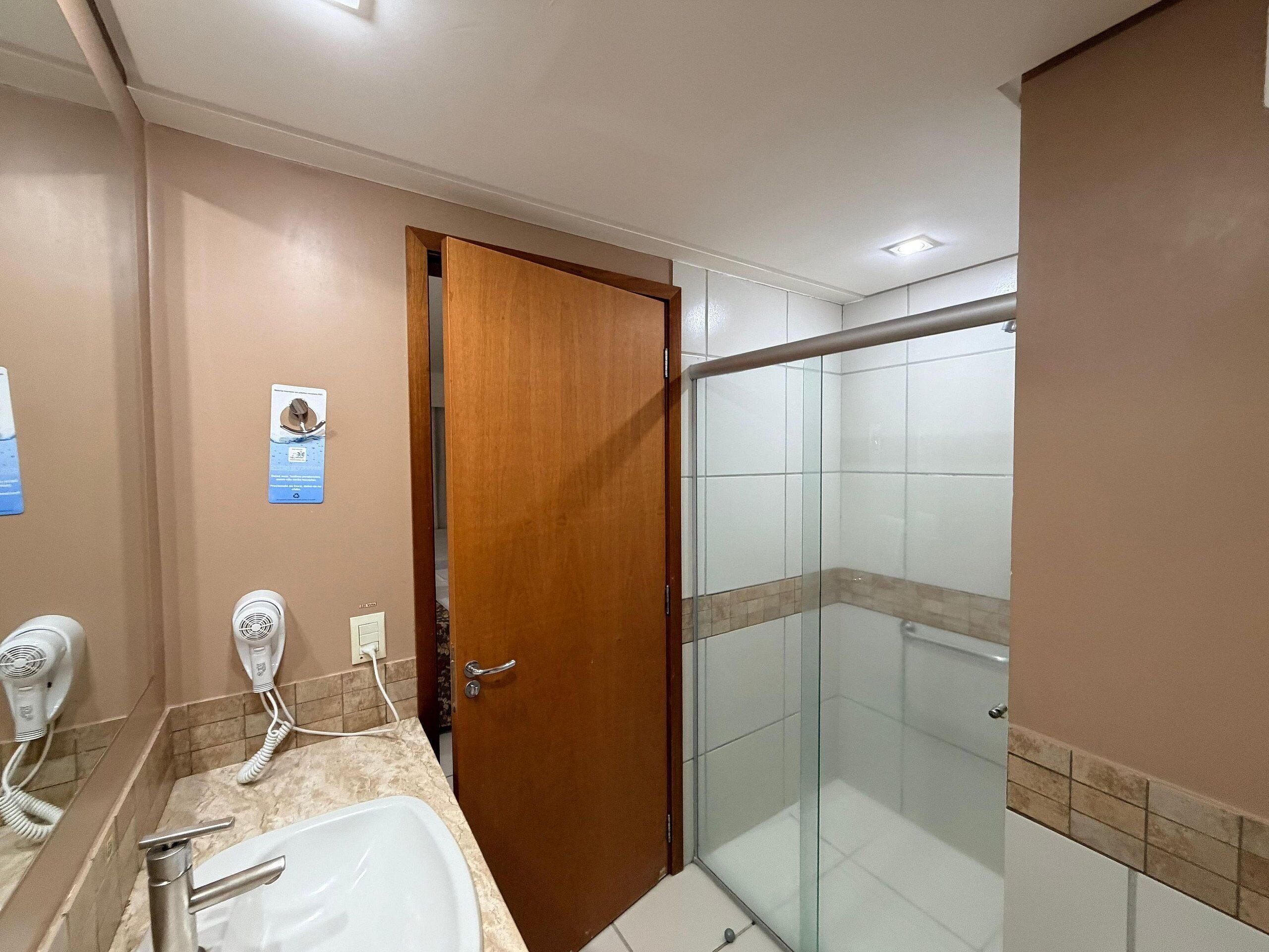 Eenvoudig appartement | Badkamer | Een douche, handdoeken