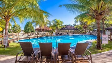 4 outdoor pools, sun loungers