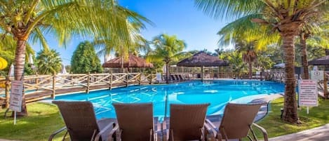 4 piscines extérieures, chaises longues