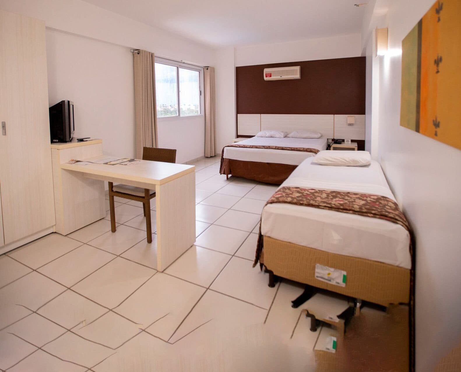 1 غرفة نوم وميني بار وخزنة داخل الغرفة ومكتب