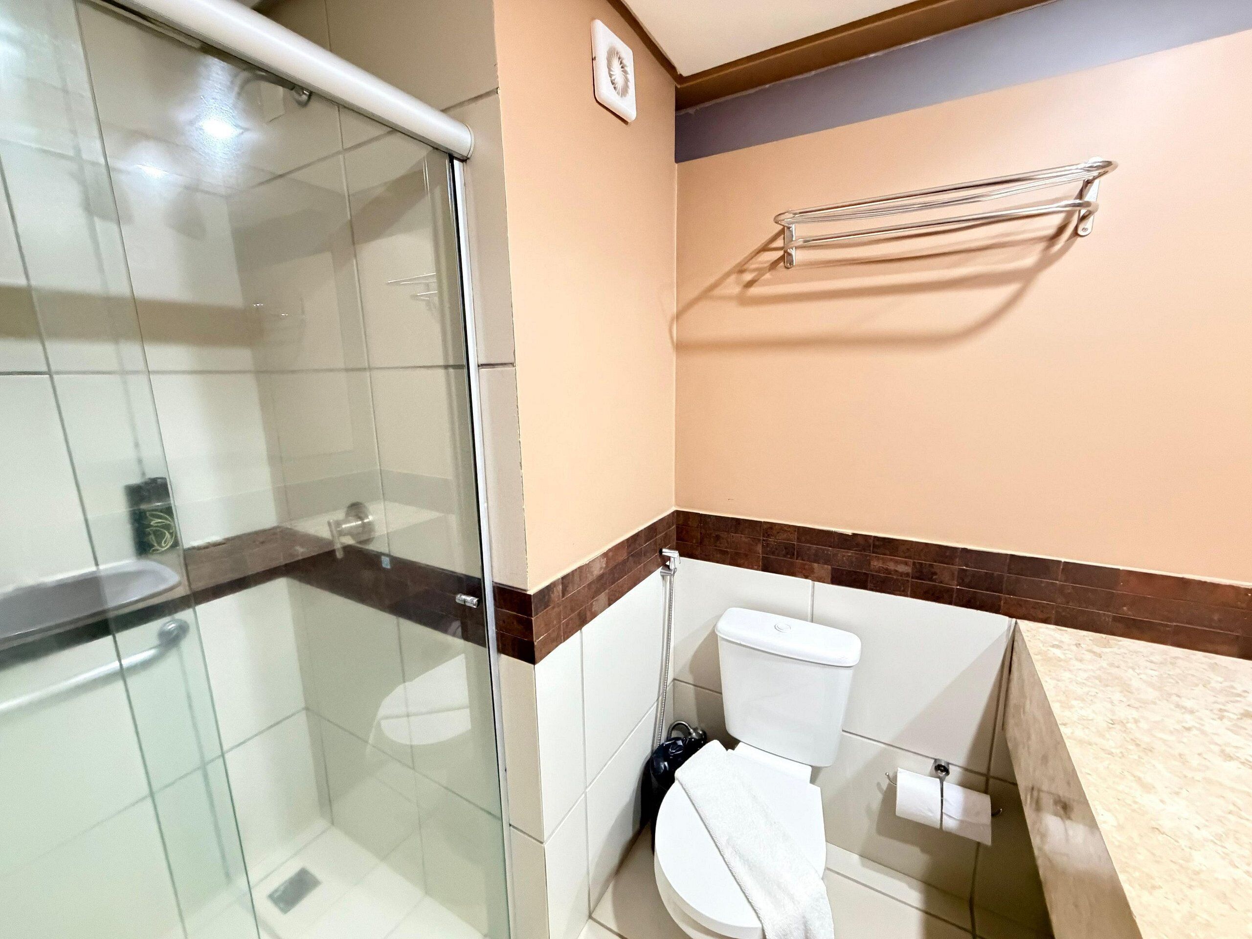 APTO 635 | Badezimmer | Dusche, Handtücher